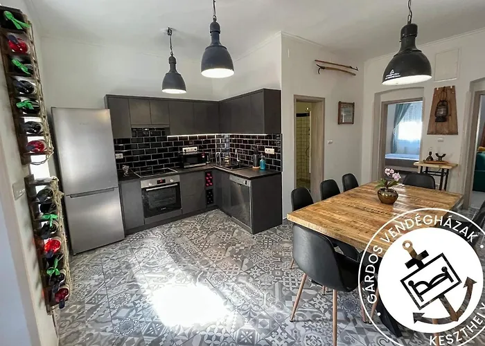 Peter Dock Boutique * קסזטלי